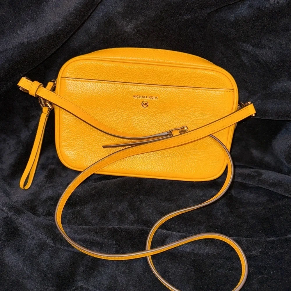 Michael Kors Jet Set Charm Camera Crossbody pebbled Leather Bag